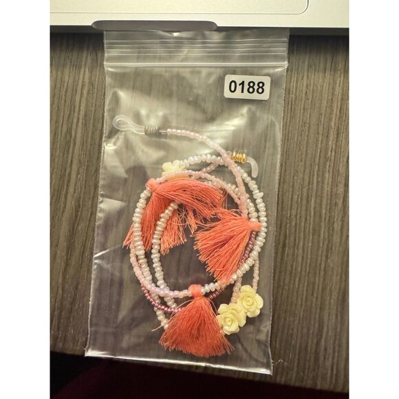 🌸 Handmade Beaded and Tasseled Sunglasses Frame Chain Strap - Picture 4 of 4